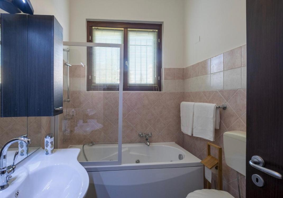 Appartamento In Villa Con Giardino A 300M Dal Lago Maggiore Castelletto sopra Ticino Exteriör bild